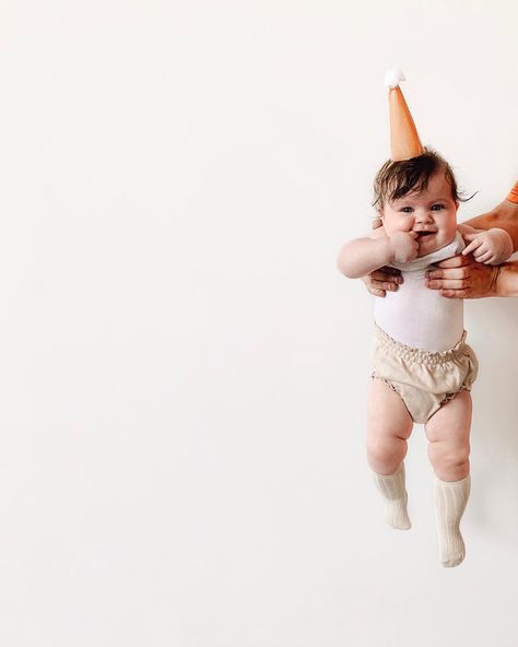 Half Birthday Family Pictures, Half Birthday Picture Ideas, Tummy Time Photoshoot, Half Birthday Ideas 6 Months, Six Month Old Photoshoot, 6 Momths Baby Photoshoot, Baby Half Birthday Photoshoot, Baby 6 Month Birthday Ideas, 6 Month Birthday Photoshoot Ideas