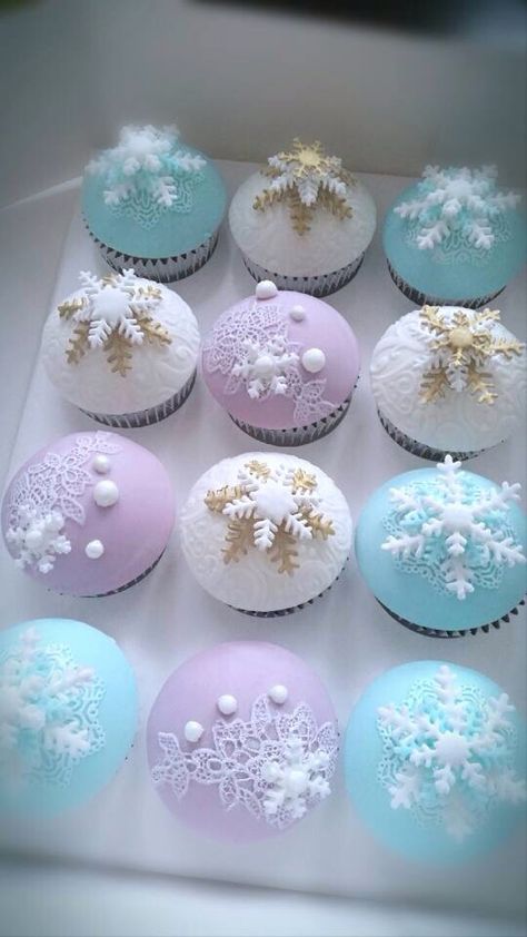 Frozen cupcakes Frozen Cupcakes Ideas, Elsa Cupcakes Ideas, Frozen 2 Cupcakes, Frozen Cupcake Ideas, Frozen Themed Cupcakes, Frozen Cupcakes Birthday, Winter Cupcakes Decorating, Snowflakes Cupcakes, Elsa Cupcakes