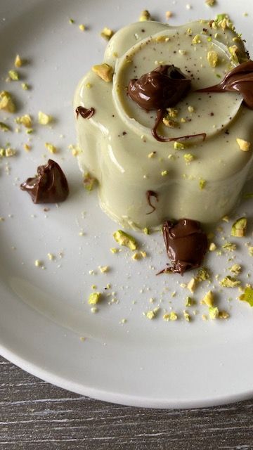 Mamma Marzia | panna cotta pistacchio Penna Cota, Pistachio Panna Cotta, Fall Panna Cotta, Pistachio Meringue, Fine Dining Appetizers, Panna Cotta Tart, Cupcake Recipes From Scratch, Panna Cotta Recipe, Creamy Pudding