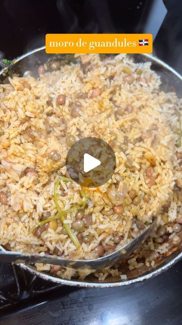 Cooking With Gi on Instagram: "Moro de guandules al estilo de mi madre 🇩🇴 

arroz con gandules (rice and pigeon peas)

Dios que moro que estaba bueno! Mami me dijo que ha estado haciendo el moro un poco diferente, y déjenme decirles que así lo haré yo de ahora en adelante 🤤

Ingredientes:

- Guandules 
- Arroz 
- Salsa de tomate 
- Tomillo 
- Orégano 
- Ajo 
- Sopita / cubito de caldo 
- Sal 
- Cebolla 
- Ají dulce 
- Cilantro 
- Pimienta negra 

En un caldero caliente, añade un poco de aceite. Agrega cebolla roja, ajo y orégano, y tomillo. Deja que se sofría un poco y después agrega un ají dulce, un poco de pimienta negra, sopita/ cubito de caldo, sal, y salsa de tomate. Añade un poco de agua y remueve para que los cubitos se disuelvan. 

Luego añade los guandules y el agua y deja que Dominican White Rice, Arroz Con Gandules Puerto Rican, Puerto Rican Arroz Con Gandules, Arroz Apastelado Puerto Rico, Rice Recipes, Cilantro, Rice