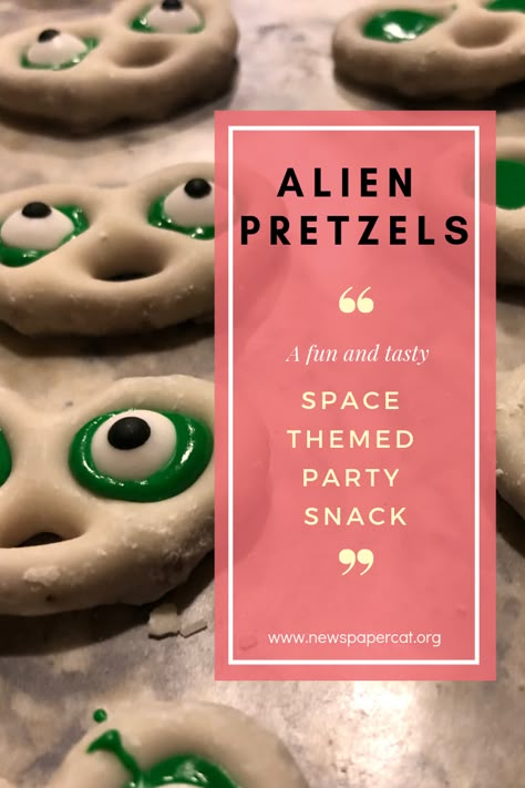 space alien party food idea found on newspapercat blog Moon Themed Party Food, Healthy Space Themed Snacks, Alien Party Food Ideas, Space Halloween Party, Space 5th Birthday Party, Outer Space Themed Food, Alien Party Theme, Alien Themed Food, Alien Pretzels