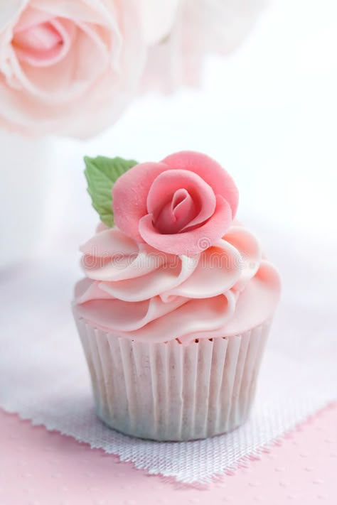 Hbd Wishes, Gourmet Cupcake Recipes, Cupcake Rosa, Cupcakes Flores, Facebook Birthday, Rose Cupcake, Happy Cake, Pretty Cupcakes, Torte Cupcake