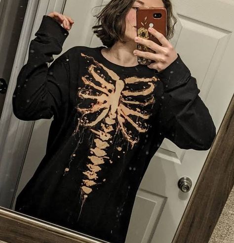 Ribcage Design, Bleached Clothes, Bleach Designs, Bleach Painting, Bleach Shirt Diy, Bleaching Clothes, Bleach Shirt, Bleached Shirt, Bleach Art