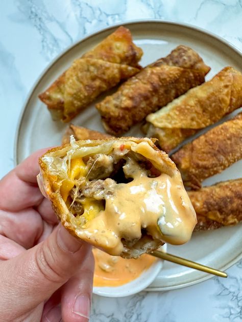 Cheeseburger Egg Rolls Air Fryer, Cheeseburger Eggrolls Air Fryer, Hamburger Mac And Cheese, Cheeseburger Egg Rolls, Egg Roll Wrapper, Fried Cheesecake, Crispy Rolls, Spinach And Bacon, Big Mac Sauce