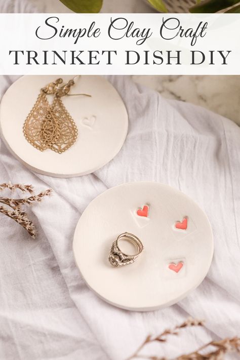 How To Make Trinket Trays, Diy Storage Rack, Diy Dish, Oven Bake Clay, Diy Monogram, Baking Clay, Tray Diy, Diy Body Scrub, Christmas Clay