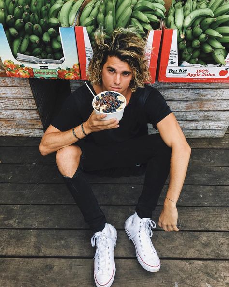 @haleiwabowls best bowls in the world ;) #Molchbowl Male Curly Hair, Jay Alvarrez, Surfer Guys, Surfer Boys, Converse Outfits, Sneaker Outfits, Streetwear Mode, Corte De Cabelo Masculino, Smart Casual