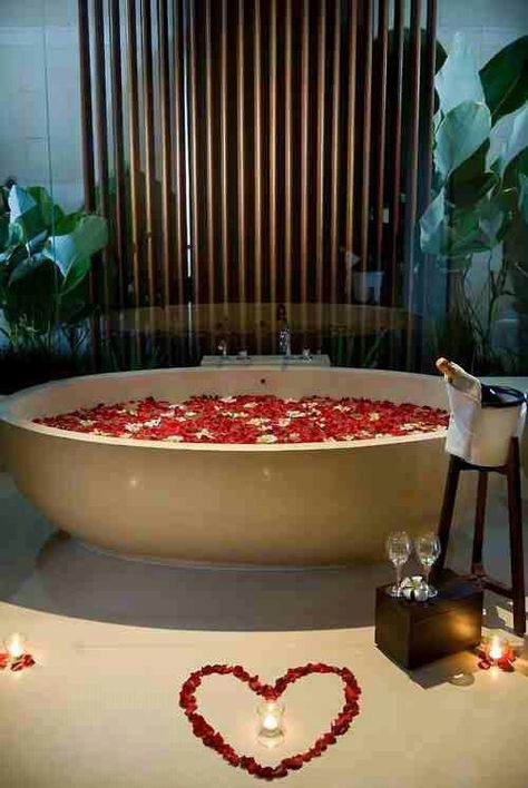 Romantic Bathroom Decor, Flora Designs, Romantic Bathrooms, Romantic Bath, Birthday Behavior, Rose Petal Bath, Romantic Room, Red Rose Petals, Bath Set