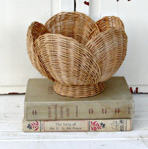 Fruit Bowl Centerpiece, Recycled Paper Crafts, Homemade Gift Baskets, Making Baskets, Vintage Wicker Baskets, Basket Weaving Diy, Bowl Centerpiece, Basket Fruit, Bamboo Decor