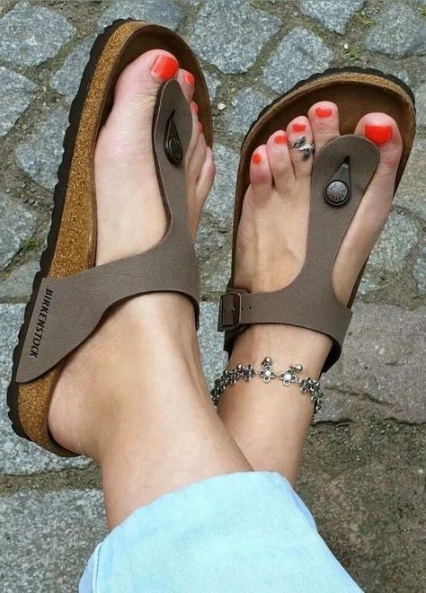 Women Chappal Flats, Cute Outfits With Sandals, Birkenstock Sandals Outfit With Socks, Outfits With Sandals, Womens Birkenstocks, Birkenstock Sandals Outfit, Cute Womens Shoes, Casual Shoes Women Sneakers, Fancy Sandals