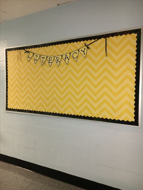 Newspaper Bulletin Board, Middle School Reading Classroom, Bee Room, School Kids Crafts, Church Bulletin Boards, Church Bulletin, Middle School Reading, Board Decoration, Yellow Houses