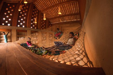 Children's library in Africa with rammed earth walls by BC Architects - can I hang out here please? Rammed Earth Wall, Community Library, Library Architecture, Childrens Library, Kids Library, Modern Library, Rammed Earth, Design Library, Organic Architecture