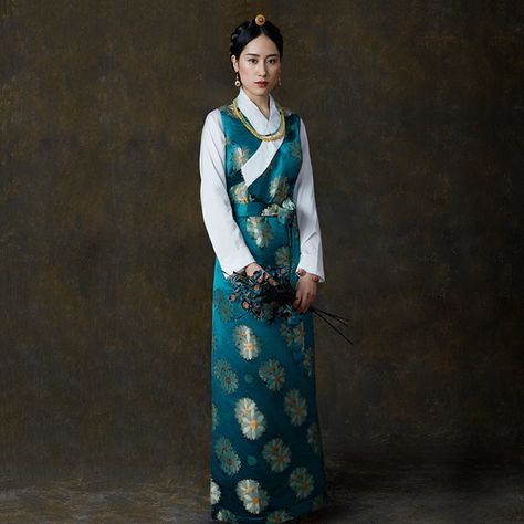 Tibetan Dress, Hanfu Pattern, Tibetan Clothing, Casual Dress Long, Flowers Autumn, Traditional Gowns, Chinese Traditional Dress, Culture Clothing, Woman Casual