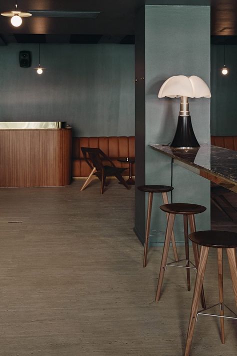 70s Interior, Dark Grey Walls, Luxurious Interior Design, Bar Interior, Retro Interior, Design Industrial, Interior Architect, Hospitality Design, Restaurant Interior