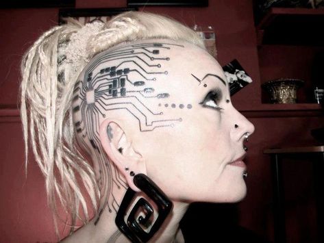 I know this is a tattoo, but I wish I has someone to draw on my head for halloween! Circuit Board Tattoo, Circuit Tattoo, Neo Punk, Scalp Tattoo, Cyberpunk Tattoo, Costume Carnaval, Cyberpunk Girl, Cyberpunk Fashion, Head Tattoos