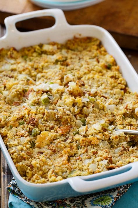 Southern Cornbread Dressing Chicken Dressing Recipe, Cornbread Chicken, Poulet Tikka Masala, Chicken And Dressing Casserole, Chicken Dressing, Spicy Southern Kitchen, Chicken Stuffing Casserole, Chicken Stuffing, Cornbread Dressing Southern