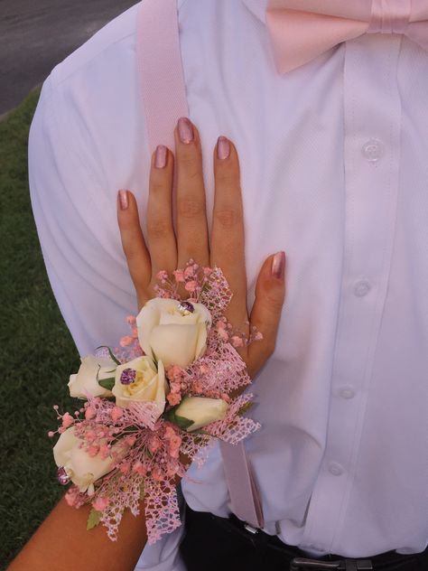 Prom Pictures Group, Prom Flowers Corsage, Prom Corsage And Boutonniere, Prom Goals, Homecoming Pictures, Prom Photoshoot, Prom Couples, Prom 2020, Corsage And Boutonniere