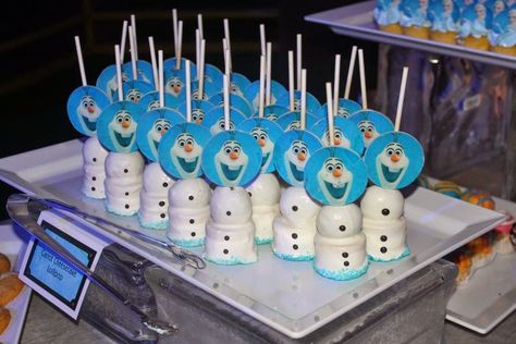 Olaf cake & marshmallow pops! Frozen Marshmallow Pops, New Year Cake Pops, Frozen Candy Table, Frozen Marshmallow, Dessert Birthday Party, Frozen Table, Olaf Birthday Party, Cake Marshmallow, Frozen Themed Party