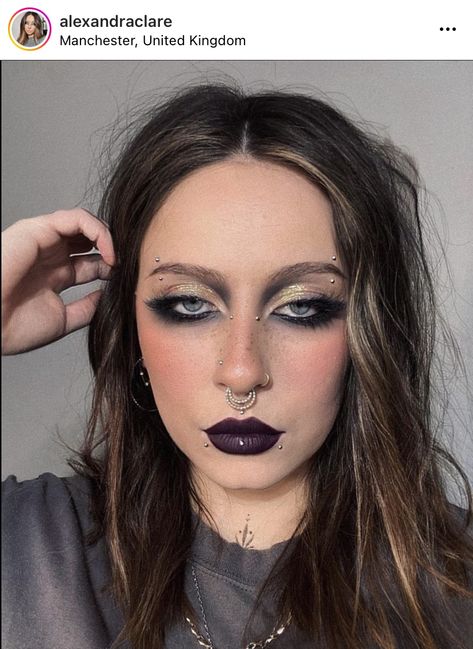 Goth Queen Makeup, Autumn Goth Makeup, 90s Witch Makeup, Plus Size Goth Makeup, Fall Goth Makeup, 70s Goth Makeup, Goth Inspired Makeup, Dark Fairy Makeup Looks, Dark Rave Makeup