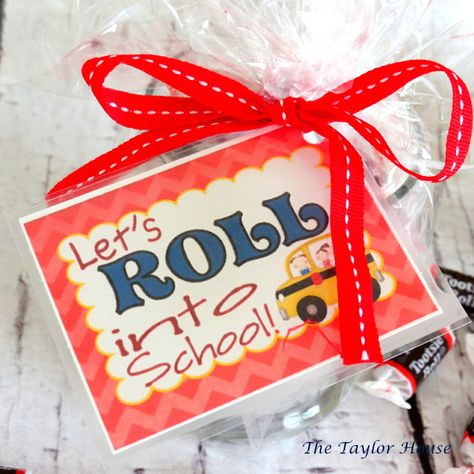 Cheap Teacher Gifts, Tootsie Rolls, Teacher Gift Printables, Teacher Gift Baskets, Back To School Gifts For Teachers, Apple Gifts, Appreciation Ideas, Preschool Gifts, School Treats