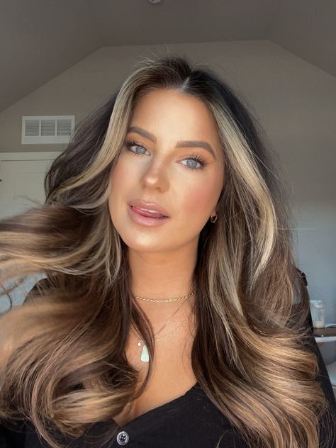 Butterfly Haircut Brunette Highlights, Money Piece Highlights, Light Brunette Hair, Butterfly Haircut, Piece Highlights, Brown Hair Inspo, Money Piece, Brunette Hair With Highlights, Brown Hair With Blonde Highlights