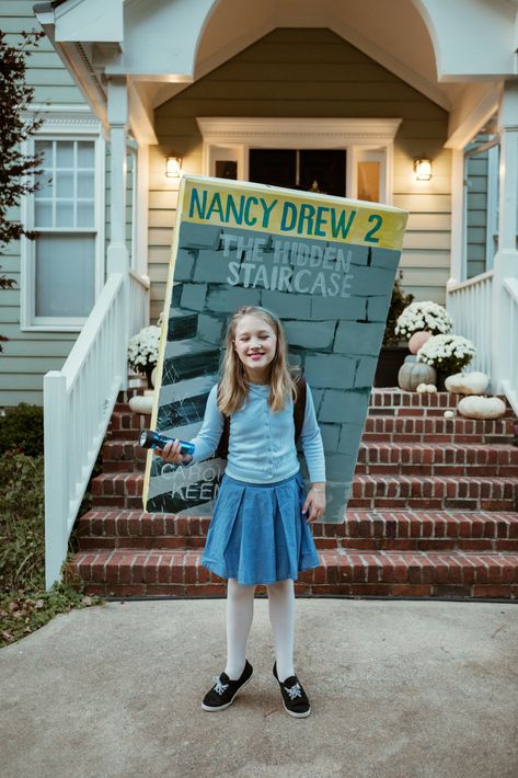 Nancy Drew book costume Nancy Drew Costume Diy, Nancy Drew Halloween Costume, Nancy Drew Outfits, Nancy Drew Costume, Detective Costume, Clueless Halloween Costume, Sibling Costume, Nancy Drew Games, Childrens Book Characters