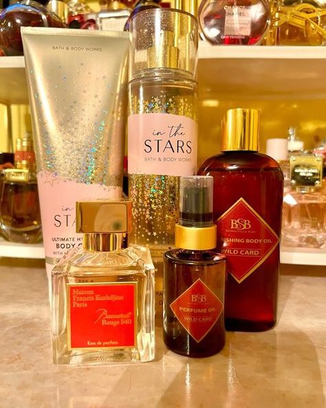 Queen Dee on Instagram: "Combo of the Day: @maisonfranciskurkdjian Baccarat Rogue 540, @brwnsugarbabe Wild Card Body Oil & Perfume Oil, @bathandbodyworks In the Stars •Baccarat 540 Top Notes: Saffron, Jasmine Middle Notes: Amberwood, Ambergris Base Notes: Fir Resin, Cedar •Wild Card Body Oil & Perfume Oil Notes: Jasmine, Saffron, Amberwood, Cedar (Review is coming & it’s GOOD so stay tuned 😉) •In The Stars Notes: Starflower, Sandalwood Musk, Sugared Tangelo, White Agarwood, Radiant Amb Brown Sugar Babe Perfume Oil, Layering Scents, Fragrance Combos, Scent Layering, Body Oil Perfume, Perfume Layering, Scent Combinations, Paris Perfume, Fragrances Perfume Woman