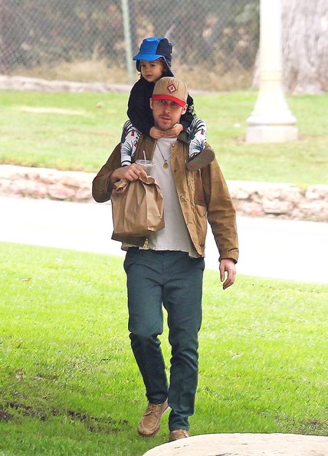 Ryan Gosling with daughter 24 August, 2017 ❤ Ryan Gosling Kids, Ryan Gosling Baby, Ryan Gosling Style, Райан Гослинг, The Fall Guy, Online Shopping Shoes, Jake Gyllenhaal, Ryan Reynolds, Ryan Gosling