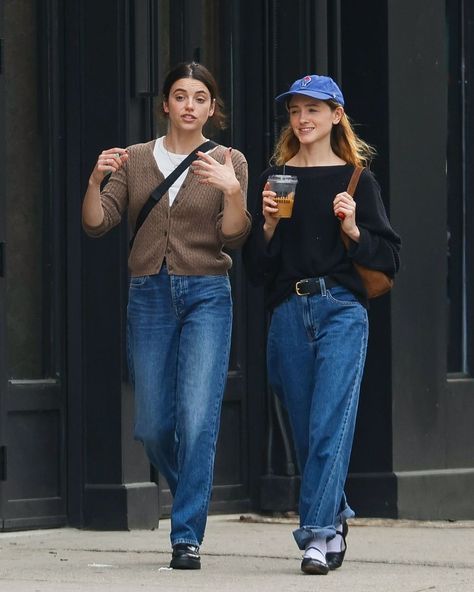 Inspo look of the day - electric blue cap + sweater/cardigan + jeans 🍁🍂 Electric Blue Sweater Outfit, Blue Knit Sweater Outfit, Blue Cap Outfit, Electric Blue Sweater, Blue Sweater Outfit, Cardigan Jeans, Knit Sweater Outfit, Cap Outfit, Blue Knit Sweater