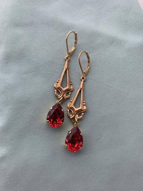 RED Pear Edwardian Earrings in Swarovski Ruby or Scarlet Red Stones on 16k gold plated lever backs Long gold chandelier Edwardian earringsPictures 1-3: SCARLET, Pictures 4-8: RUBY REDI do have some RUBY RED back in stock while supplies last! This listing is for a pair of lovely reproduction Edwardian/Titanic style earrings. Gorgeous gold Edwardian chandeliers with RUBY RED or SCARLET RED Swarovski PEAR stones set in high end gold plated settings, finished with 16k gold plated brass Lever backs - Edwardian Earrings, Earrings Pictures, Red Pear, Pretty Jewelry Necklaces, Red Stones, Headpiece Jewelry, Dragon Jewelry, Warm Red, Red Jewelry