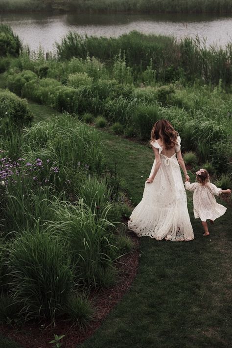 Mother Daughter Aesthetic, Daughter Aesthetic, Mommy And Me Photo Shoot, Mother Daughter Relationships, Motherhood Photography, Lifestyle Photography Family, Instagram Summer, Mother And Daughter, Summer Dream