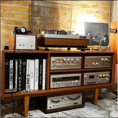 Audiophile Aesthetic, 80s Stereo, Stereo Setup, Audiophile Room, Hifi Room, Hifi Stand, Loft Apartment Decorating, Bookshelf Room, 70s Interior Design