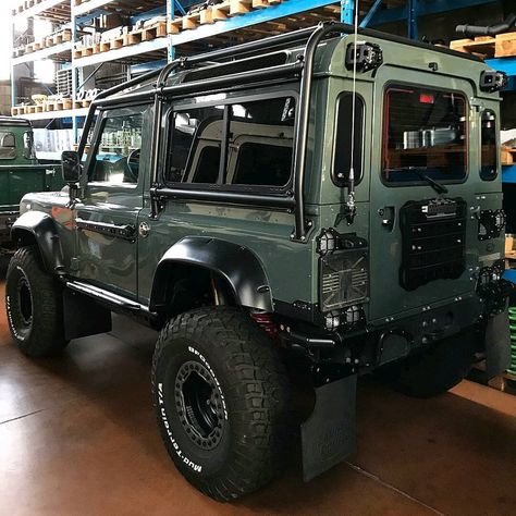 @corsettiengineering Amazing Defender 😍 Follow us ---> @dailyoverland @landrover #DefenderSeries #DefenderLife #DefenderV8 #Defender90… New Land Rover Defender, Bug Out Vehicle, Land Rover Models, Land Rover Defender 90, Overland Vehicles, Jaguar Land Rover, Expedition Vehicle, Defender 90, Jeep 4x4