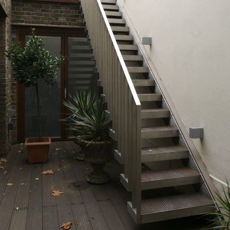 Outside Stairs Design, External Stairs, Metal Staircase, Outside Steps, Outside Stairs, Stair Plan, Outdoor Stair Railing, Staircase Outdoor, External Staircase