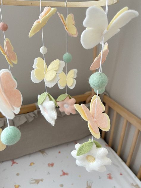 Butterfly mobile/Felt butterflies/Mobile for a girl/Butterfly - Etsy Canadá Felt Butterflies, Butterfly Nursery Decor, Violet Room, Cot Toys, Butterfly Nursery, Butterfly Mobile, Crib Toys, Felt Mobile, Felt Bunny