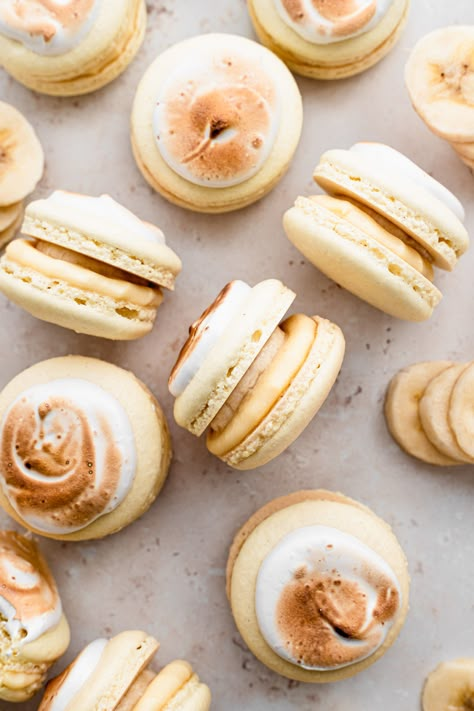 French macarons filled with a vanilla custard and fresh sliced banana, and toped with torched meringue! They taste exactly like you are eating a piece of banana cream pie! Banana Cream Macarons, Banana Cream Pie Macaron, Fall Flavor Macarons, Unique Macaron Flavors, Macaron Filling Ideas, Banana Macarons, Custard Frosting, Torched Meringue, Pie Macarons