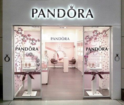 Pandora Shop Interior, Diy Jewelry Stand, Jewelry Display Booth, Pandora Store, Pandora Shop, Jewelry Shop Display, Jewelry Store Displays, Jewelry Store Interior, Meeting Room Design