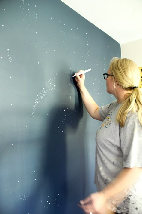 How to Paint a Night Sky Mural www.BrightGreenDoor.com Sky Mural, Boys Shared Bedroom, Sky Ceiling, Wall Murals Diy, Kids Room Paint, Space Nursery, Space Room, Big Boy Room, Boys Bedrooms