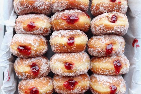 Homemade Jelly Donuts Recipe, Doughnut Filling Recipe, Doughnut Filling, Donuts Filled, Samosas Recipe, Jam Doughnut, Jam Donut, Yeast Donuts, Homemade Jelly