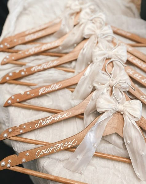 Pearl Bow Custom Bride Hanger for Wedding Dress Personalized With Date Wedding Dress Hanger Acrylic Mrs Hanger for Bride From Maid of Honor - Etsy Hangers For Bridal Party, Wedding Hangers Personalized Diy, Wedding Etsy Ideas, Hanger For Wedding Dress, Wedding Day Hangers, Wedding Day Accessories Brides, Bridal Dress Hanger, Diy Wedding Hangers Pearls, Bridesmaid Hangers With Pearls