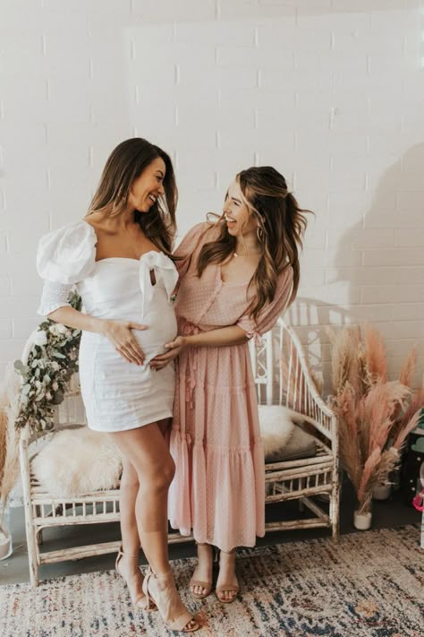 Pregnancy Photoshoot With Friends, Baby Shower Photography Poses, Shower Photo Ideas, Baby Best Friends, Baby Shower Shoot, Friend Pregnancy Photos, Baby Shower Poses, Shower Poses, Baby Shower Pics