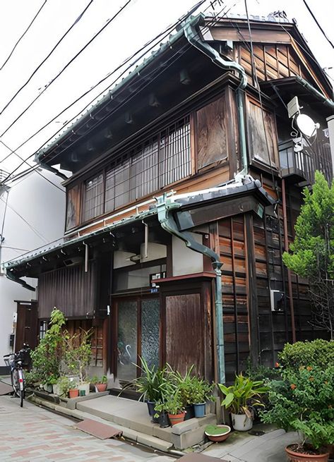 Japan Architecture Traditional, Japanese Architecture House, Japan Farmhouse, Tiny Japanese House, Tokyo Home, Old Wooden House, Japanese Exterior, Japanese Neighborhood, Old Japanese House