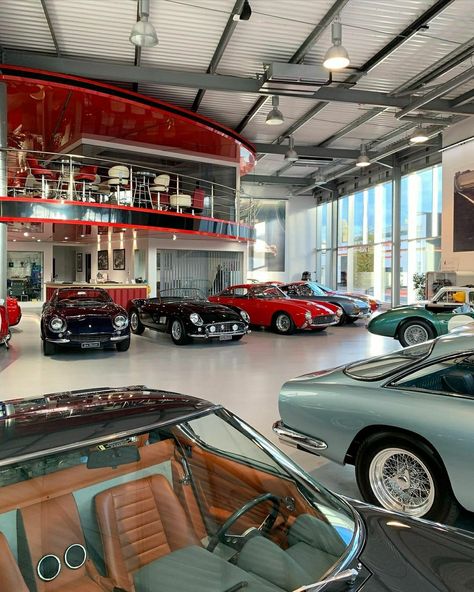 Huge Car Garage, Car Collection Garage, Car Dealership Design, Massive Garage, Garage Aesthetic, Open Garage, Garage Goals, Warehouse Garage, Classic Car Garage