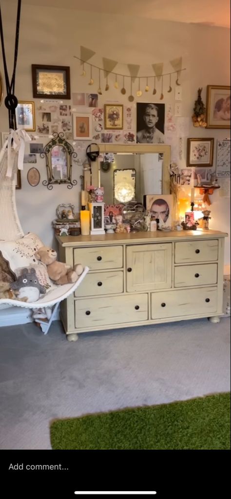 Kidcore Aesthetic Room, Kidcore Bedroom, Indie Bedroom Ideas, Cottage Core Room, Cottagecore Bedroom, Indie Bedroom, Cottagecore Room, It Girls, Indie Room