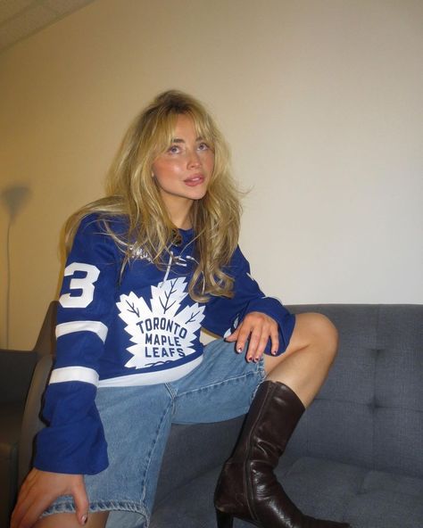 sabrina carpenter Sabrina Carpenter Street Style, Hockey Game Outfit, Hockey Outfits, Sabrina Carpenter Style, Sabrina Carpenter Outfits, Jersey Outfit, Girl Meets World, Toronto Maple Leafs, Outfit Look