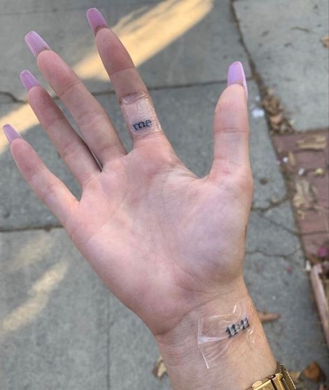 Hand And Finger Tattoos, Petite Tattoos, Inspiration Tattoos, Dope Tattoos For Women, Stylist Tattoos, Small Hand Tattoos, Classy Tattoos, Discreet Tattoos, Dainty Tattoos