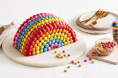 This colourful rainbow cake covered in Smarties will impress all ages, but it's easier than it looks to make! Smarties Cake, Rainbow Cake Recipe, Food Quiz, Rainbow Birthday Cake, Cake Hacks, Pies Maker, Cheesy Bacon, Slices Recipes, Cake Cover