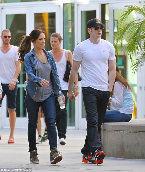 Split: Chris and Minka are pictured here in 2013, the same year they split for a second ti... Sneaker Wedges Outfit Fall, Wedges Outfit Fall, Chris Evans Girlfriend, Wedge Sneakers Outfit, Chris Evans Smile, Chris Evans Beard, Chris Evans Shirtless, Wedges Outfit, Chris Evans Funny