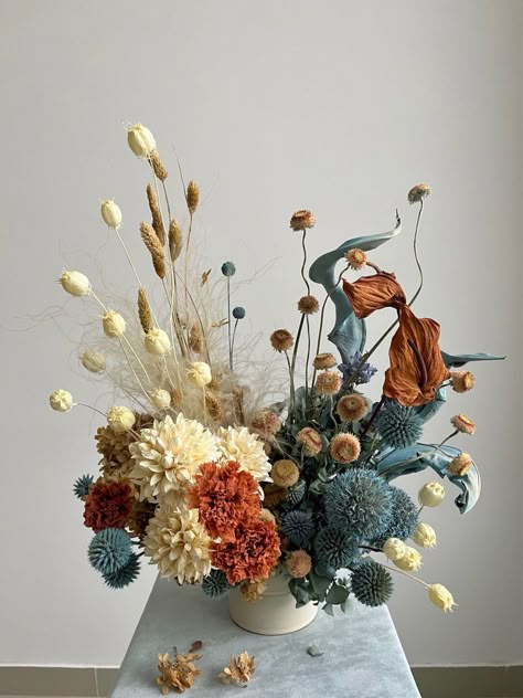 Preserved Floral Arrangements, Dried Flower Table Arrangements, Small Dried Flower Arrangements, Preserved Flower Arrangement, Floristry Design, Flower Boquet, Luxury Flower Bouquets, Flower Arrangement Designs, French Beaded Flowers