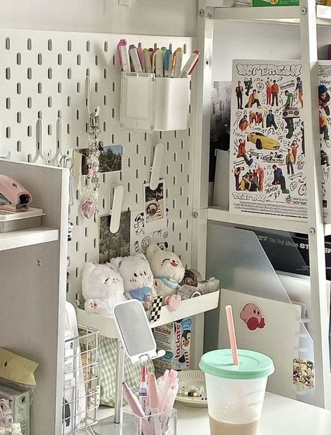 Kpop Office, Pegboard Ideas Aesthetic, Pegboard Aesthetic, Kpop Pegboard, Ikea Pegboard Ideas, Desk Pegboard, Skådis Ikea, Ikea Pegboard, Pegboard Ideas