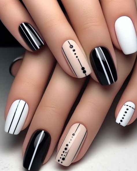 Gel Nails With Line Designs, One Accent Nail Designs, Line Art Nail Art, Black And White Nail Art Designs, Nail Art Designs Black And White, Black Nails With White Design, Nails With Lines Design, Nails Line Design, Black And White Gel Nails